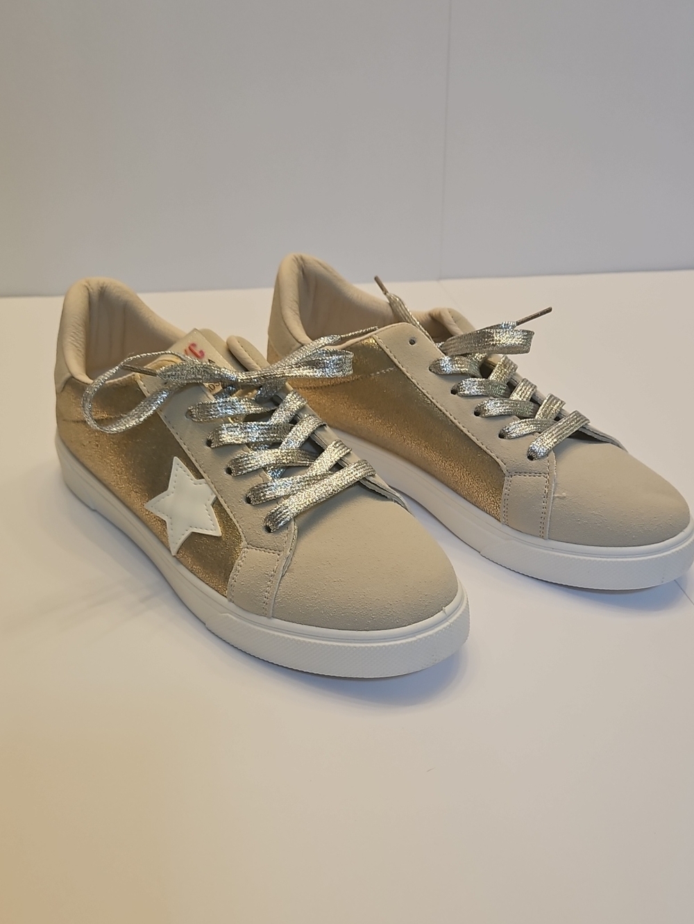 Women's Gold Metallic Star Accent Sneakers - Neutral & Gold AMS Womens 10 NEW